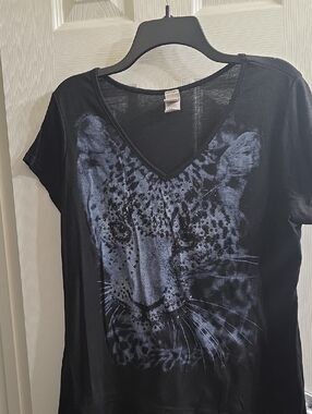 Black V-Neck High/Low Leopard Face Short Sleeve Tee Size 1X